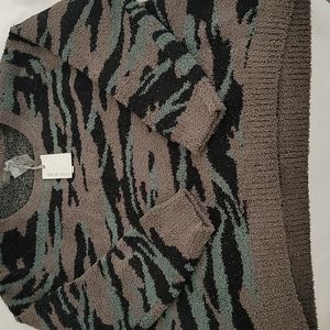 NWT Barefoot Dreams Cozy Chic seaside crewneck Green Camo sweater